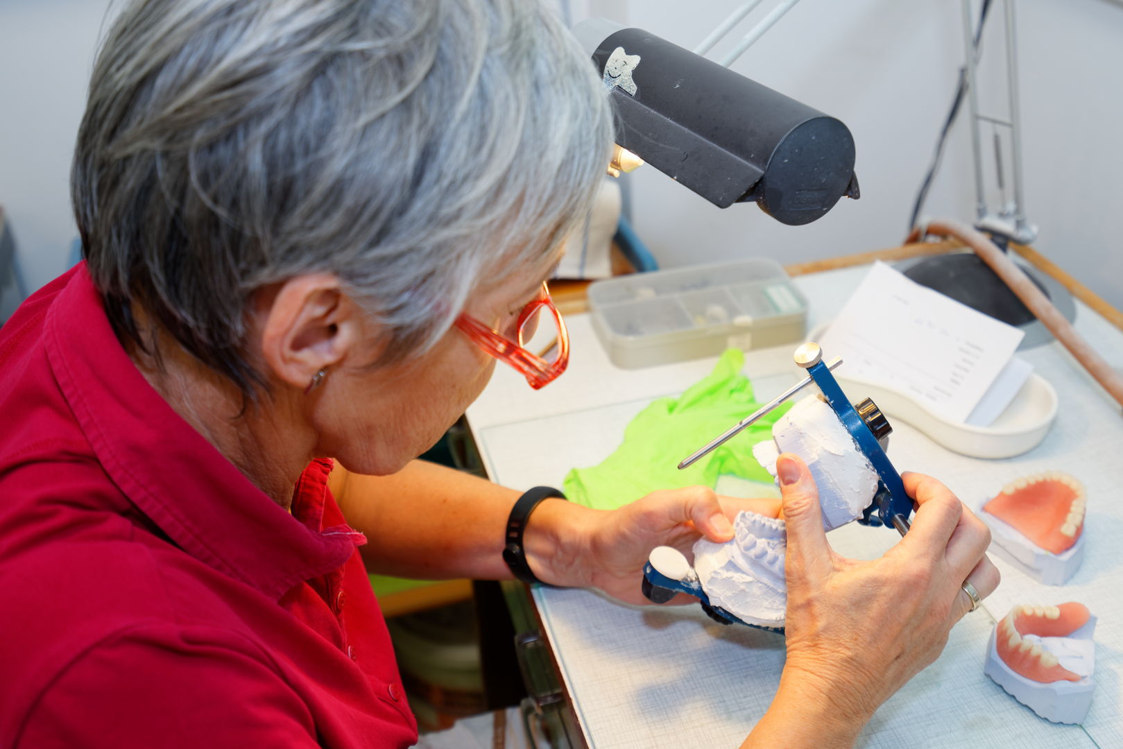 Zahntechniker bei der Arbeit Zahntechniker bei der Arbeit